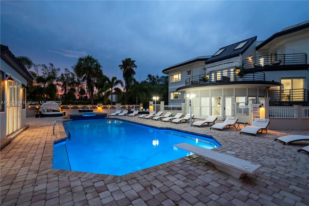 For Sale: $4,600,000 (10 beds, 9 baths, 7219 Square Feet)