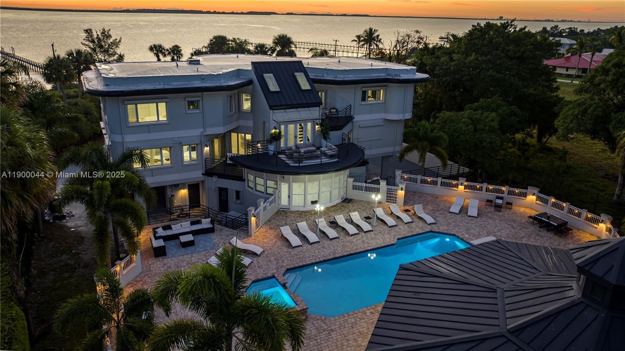 For Sale: $4,600,000 (10 beds, 9 baths, 7219 Square Feet)