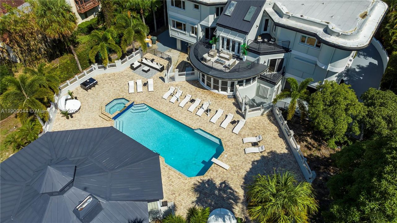 For Sale: $4,600,000 (10 beds, 9 baths, 7219 Square Feet)