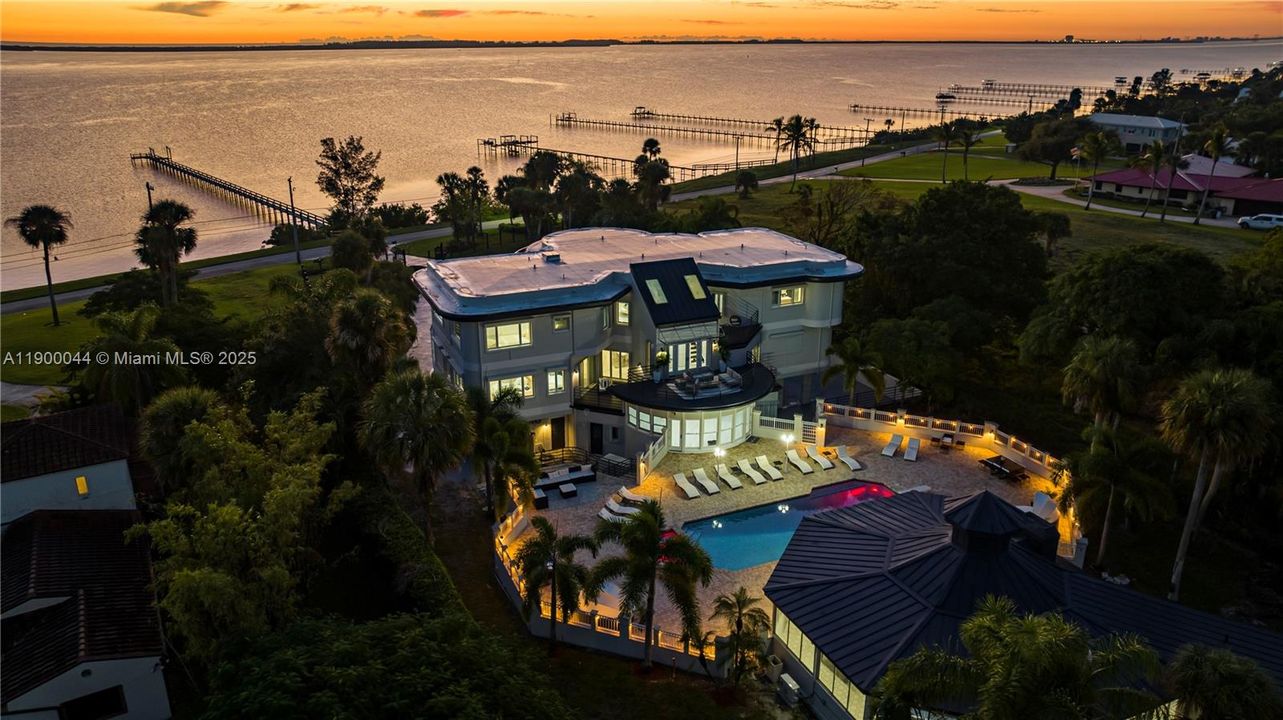 For Sale: $4,600,000 (10 beds, 9 baths, 7219 Square Feet)