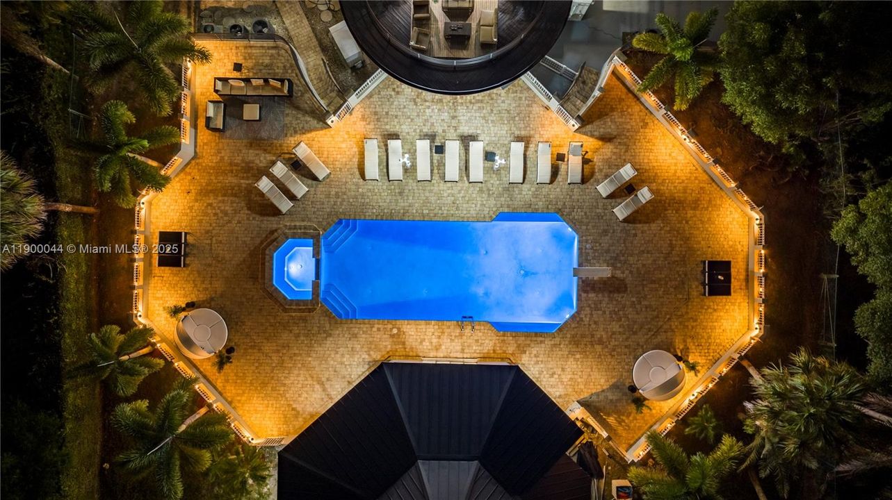 For Sale: $4,600,000 (10 beds, 9 baths, 7219 Square Feet)