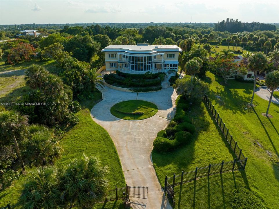 For Sale: $4,600,000 (10 beds, 9 baths, 7219 Square Feet)