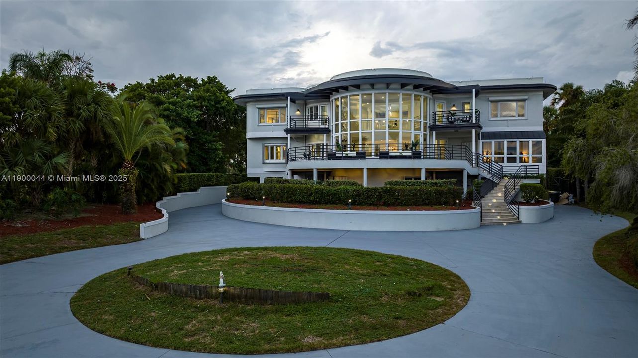 For Sale: $4,600,000 (10 beds, 9 baths, 7219 Square Feet)