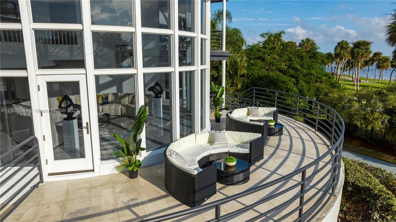 For Sale: $4,600,000 (10 beds, 9 baths, 7219 Square Feet)