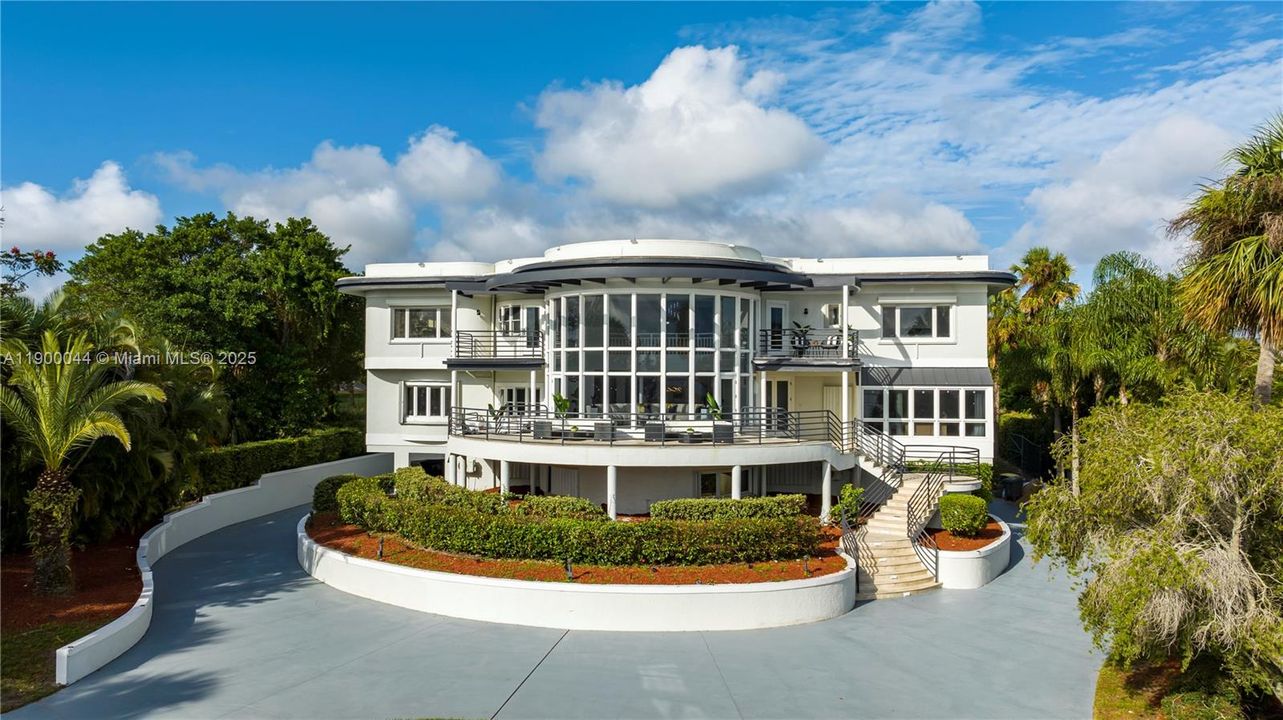 For Sale: $4,600,000 (10 beds, 9 baths, 7219 Square Feet)