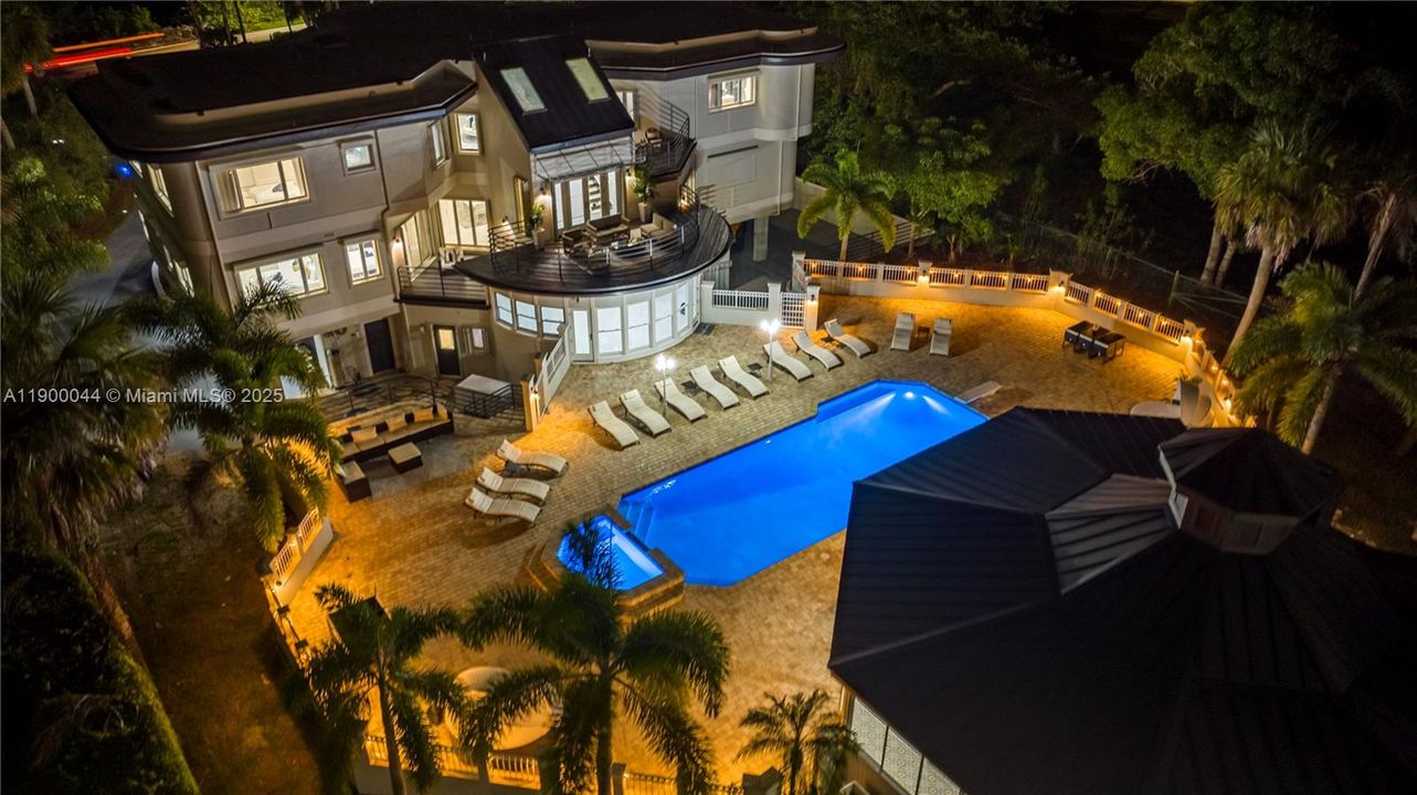 For Sale: $4,600,000 (10 beds, 9 baths, 7219 Square Feet)