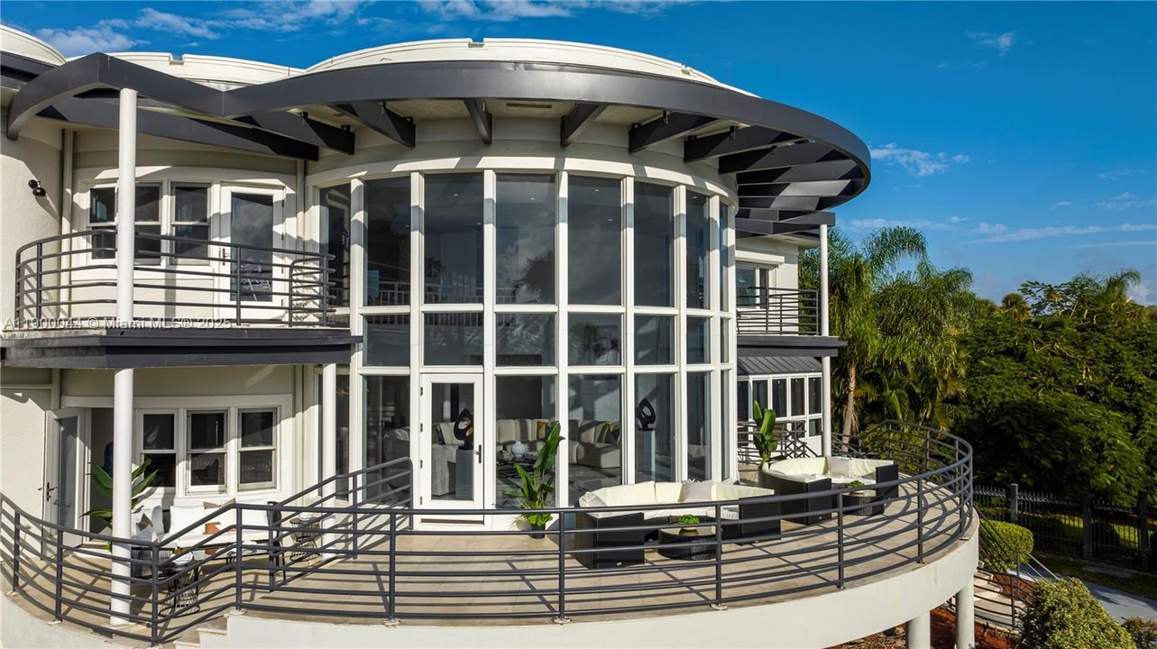 For Sale: $4,600,000 (10 beds, 9 baths, 7219 Square Feet)