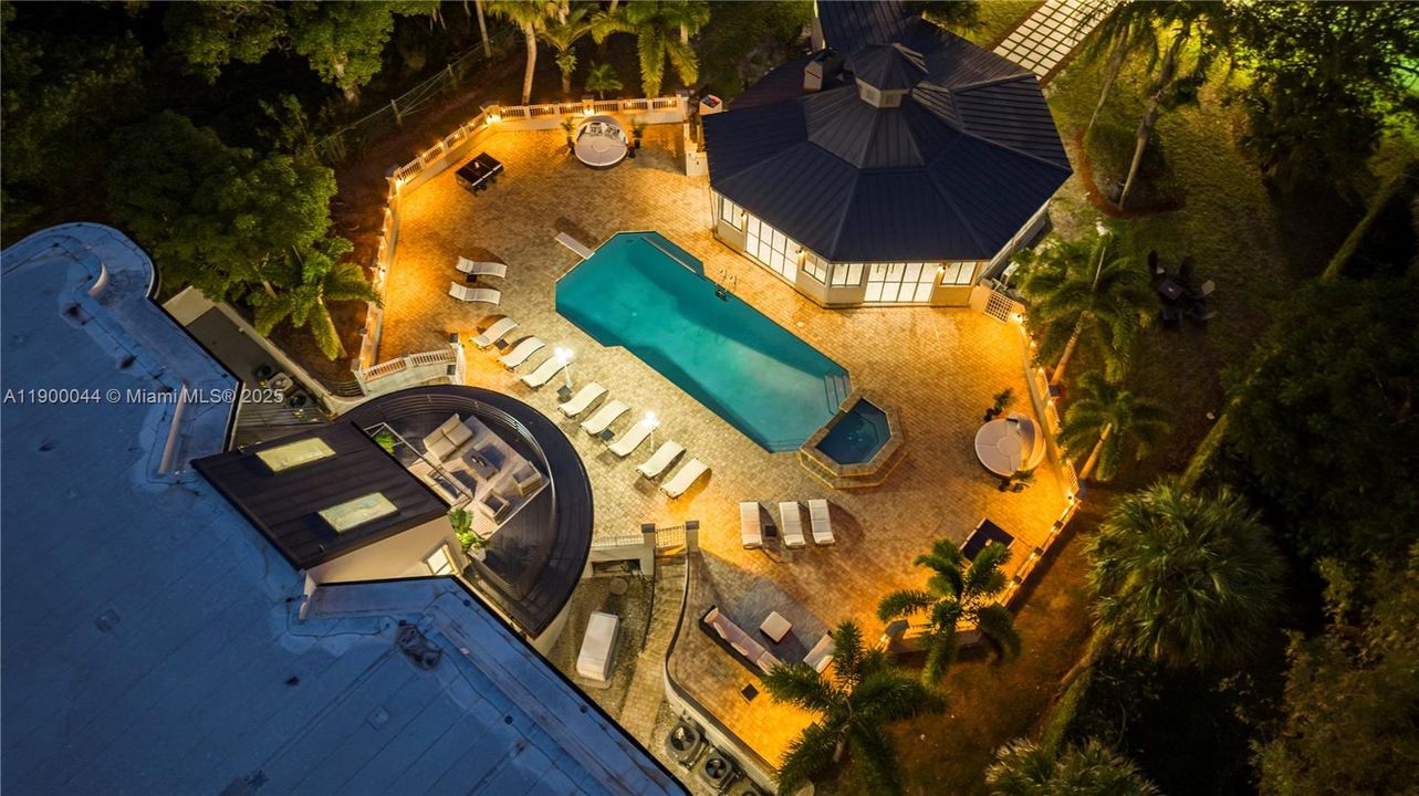 For Sale: $4,600,000 (10 beds, 9 baths, 7219 Square Feet)