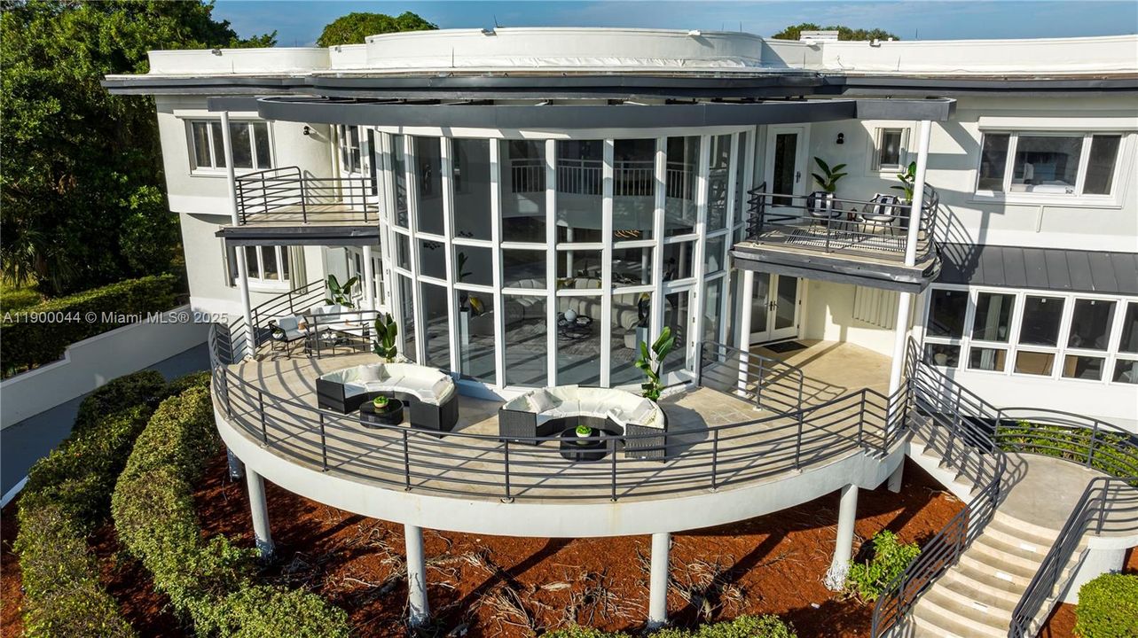 For Sale: $4,600,000 (10 beds, 9 baths, 7219 Square Feet)