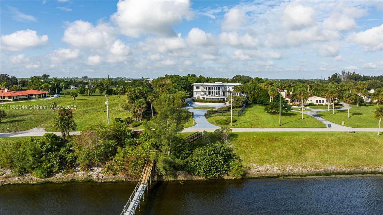 For Sale: $4,600,000 (10 beds, 9 baths, 7219 Square Feet)