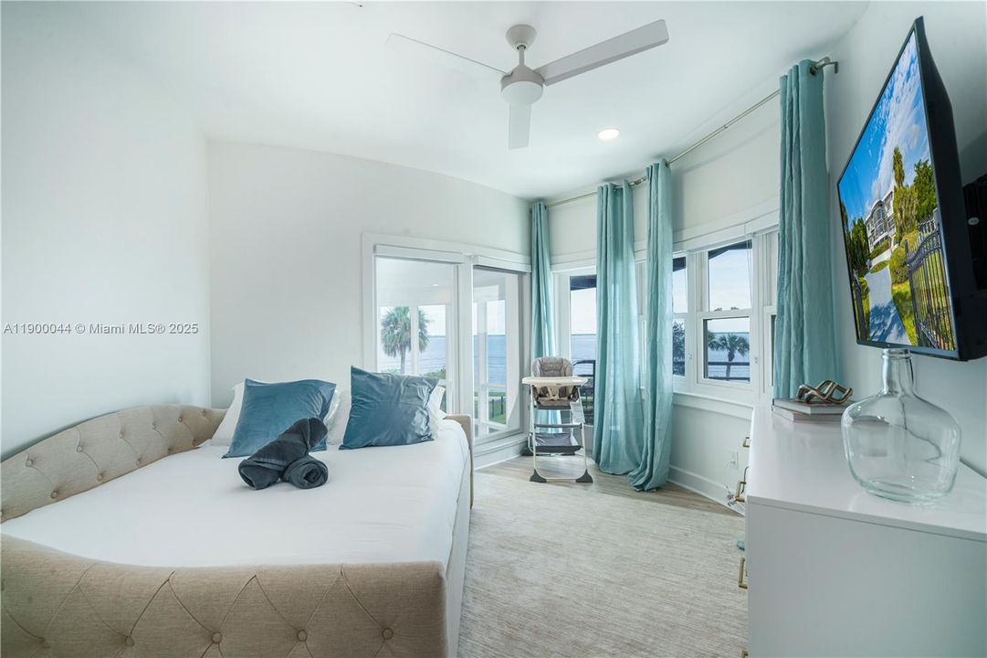 For Sale: $4,600,000 (10 beds, 9 baths, 7219 Square Feet)