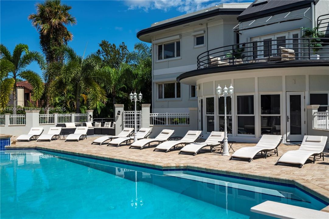 For Sale: $4,600,000 (10 beds, 9 baths, 7219 Square Feet)