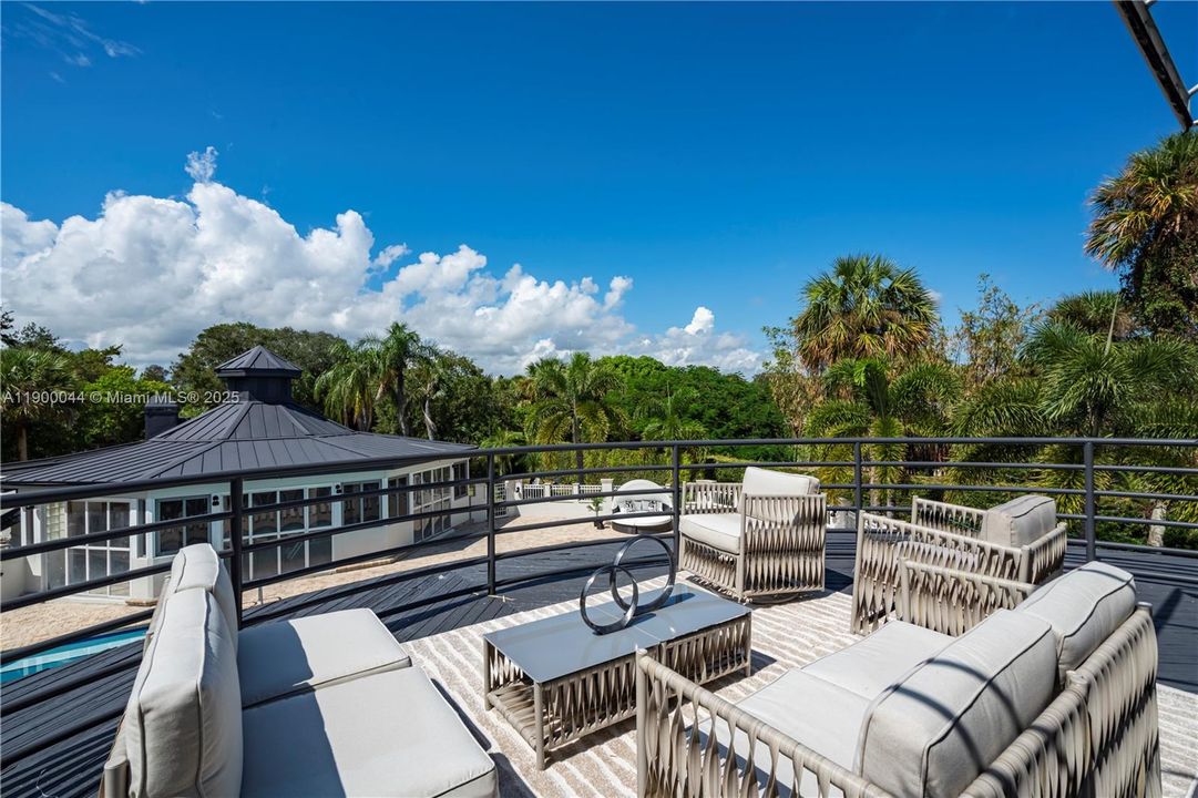 For Sale: $4,600,000 (10 beds, 9 baths, 7219 Square Feet)