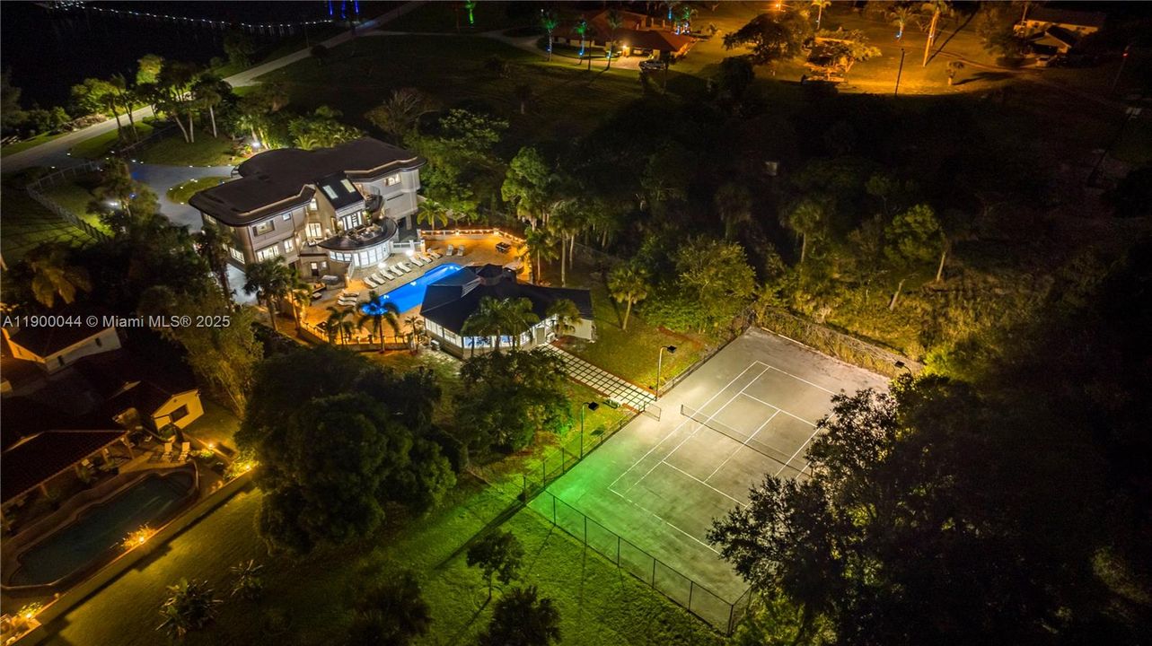 For Sale: $4,600,000 (10 beds, 9 baths, 7219 Square Feet)