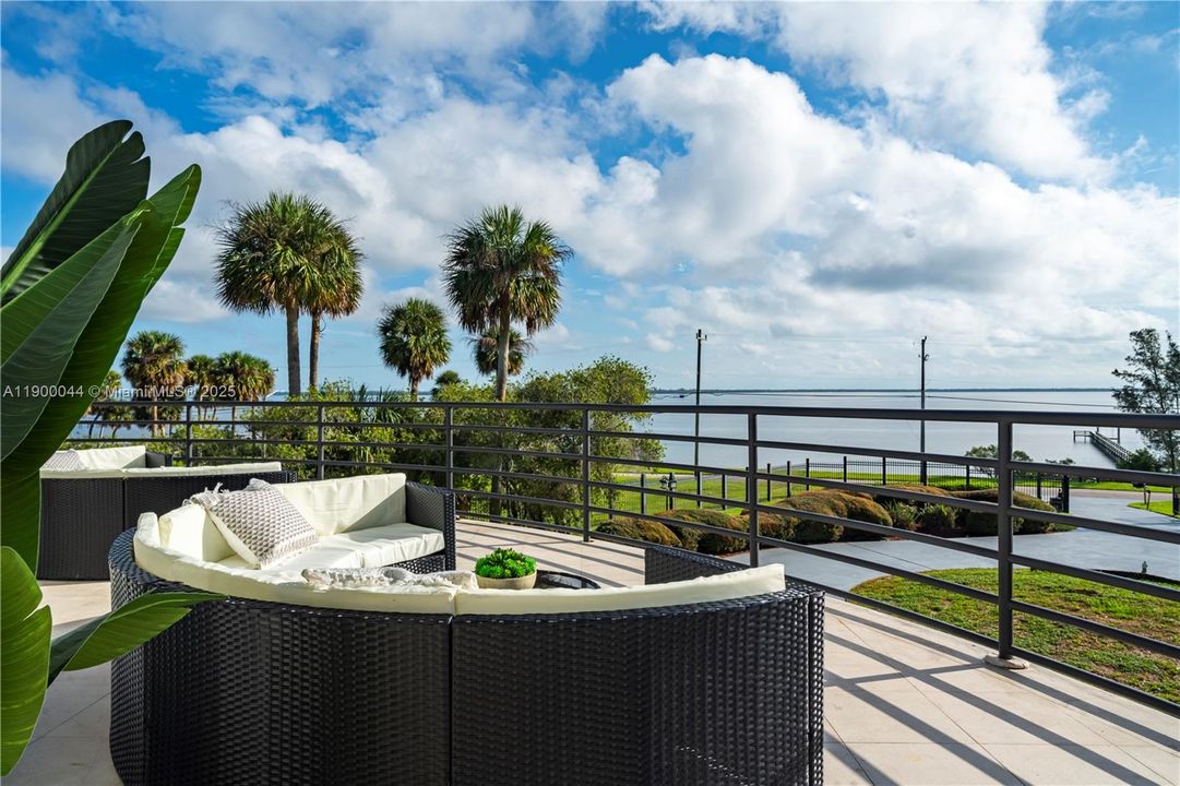 For Sale: $4,600,000 (10 beds, 9 baths, 7219 Square Feet)