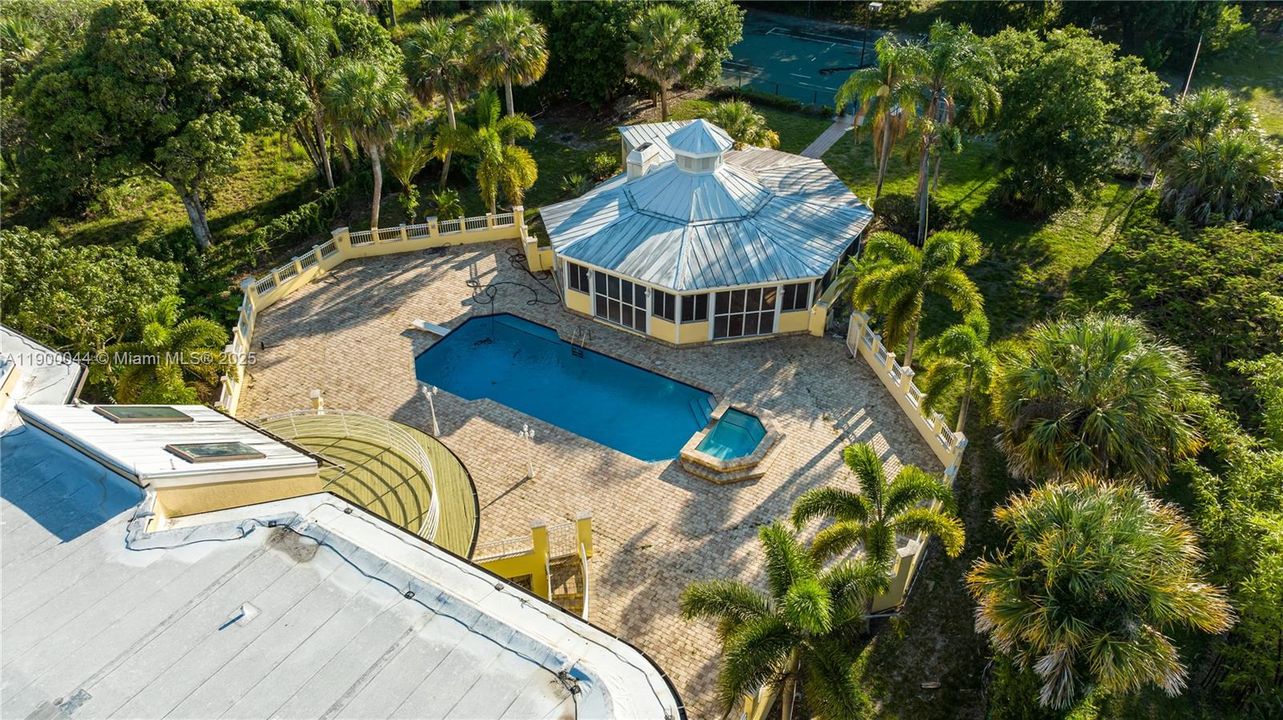 For Sale: $4,600,000 (10 beds, 9 baths, 7219 Square Feet)