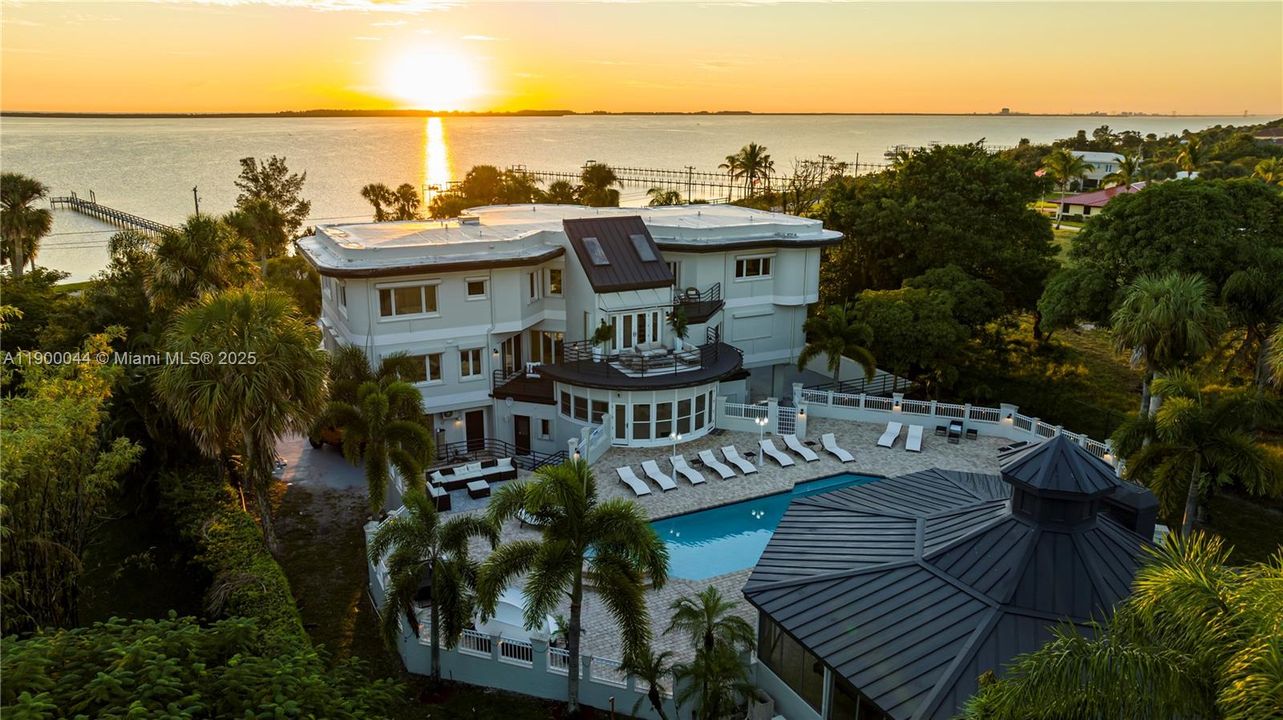 For Sale: $4,600,000 (10 beds, 9 baths, 7219 Square Feet)