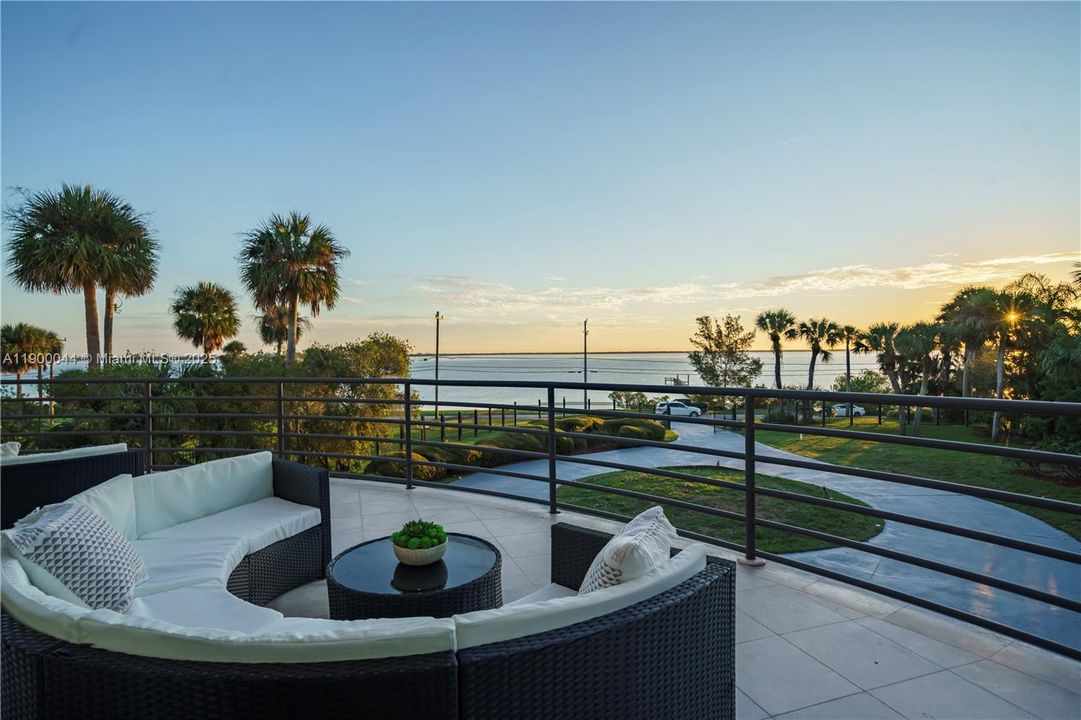 For Sale: $4,600,000 (10 beds, 9 baths, 7219 Square Feet)