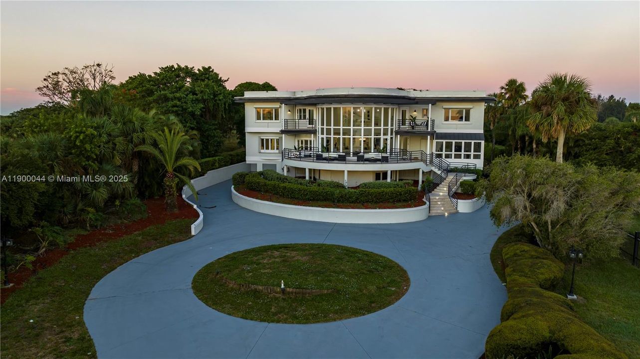 For Sale: $4,600,000 (10 beds, 9 baths, 7219 Square Feet)