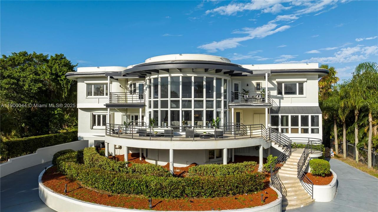 For Sale: $4,600,000 (10 beds, 9 baths, 7219 Square Feet)