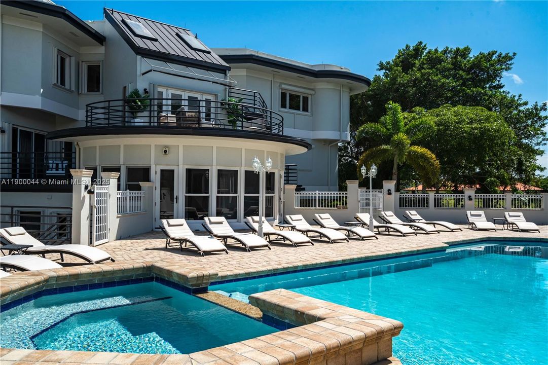 For Sale: $4,600,000 (10 beds, 9 baths, 7219 Square Feet)