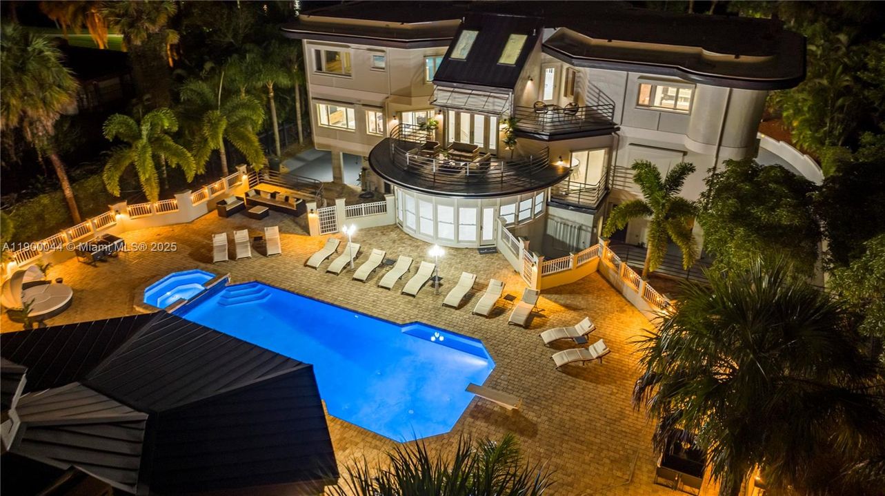 For Sale: $4,600,000 (10 beds, 9 baths, 7219 Square Feet)