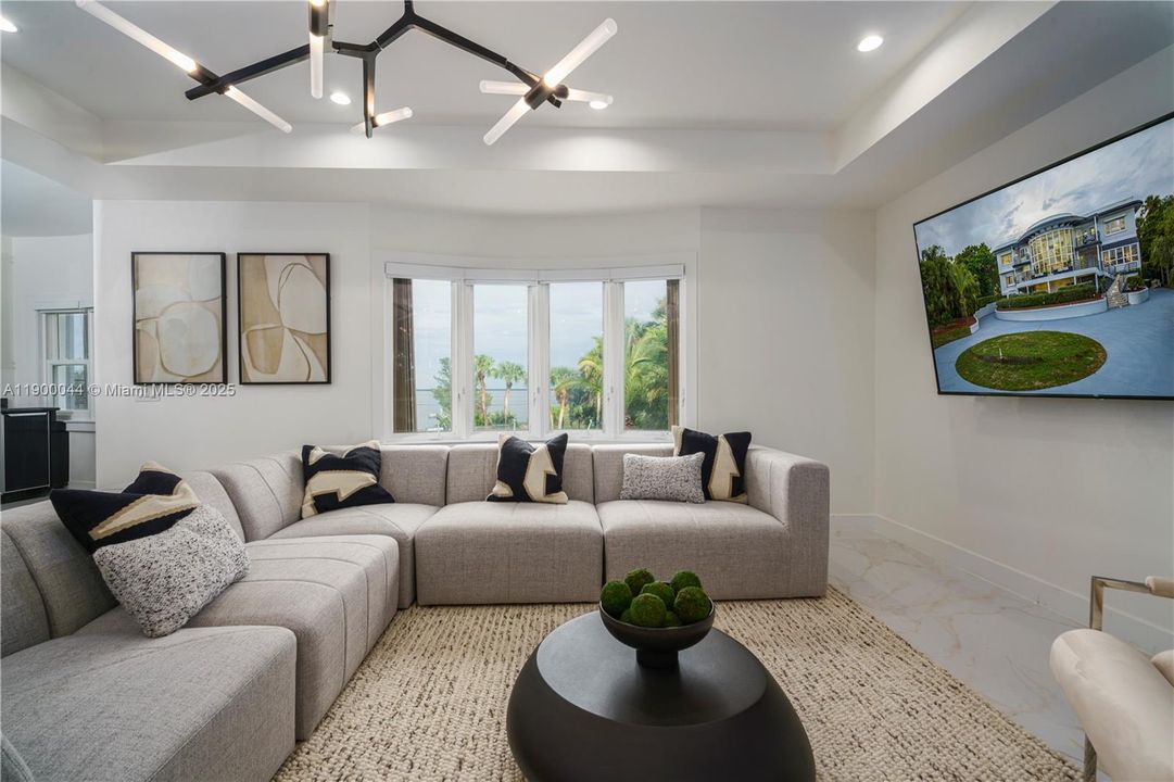 For Sale: $4,600,000 (10 beds, 9 baths, 7219 Square Feet)