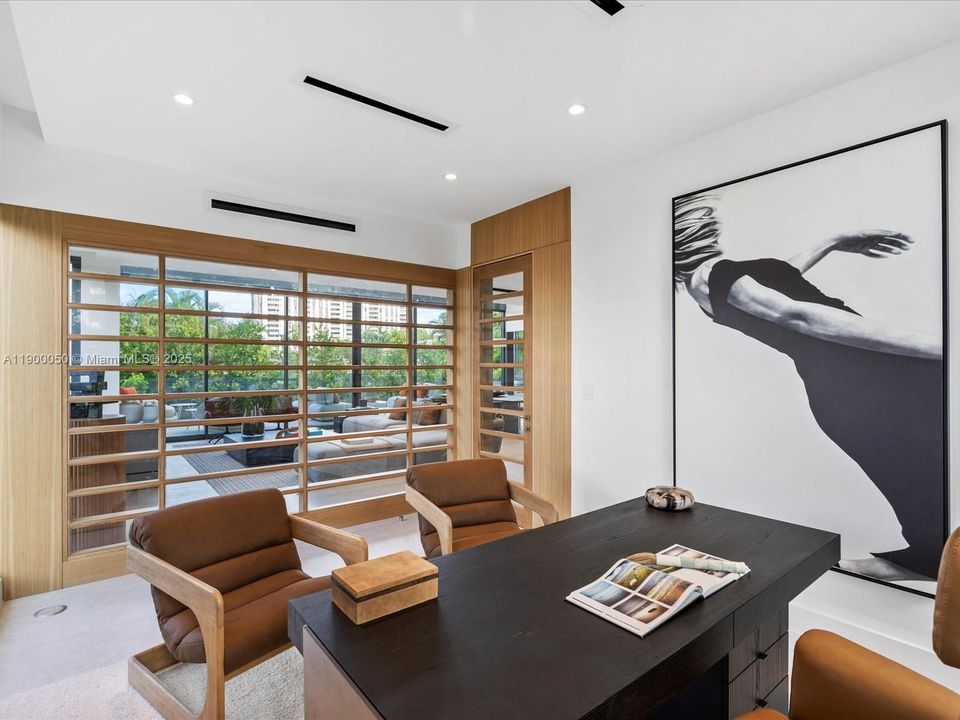 Под контрактом: $5,000,000 (5 спален, 4 ванн, 4076 Квадратных фут)