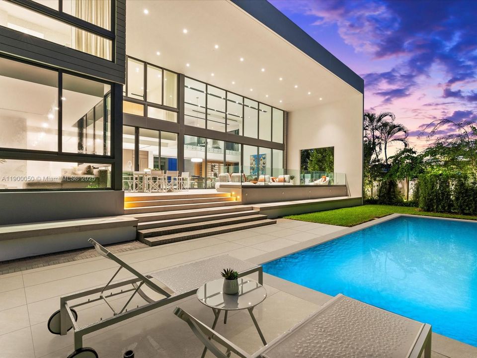 Под контрактом: $5,000,000 (5 спален, 4 ванн, 4076 Квадратных фут)