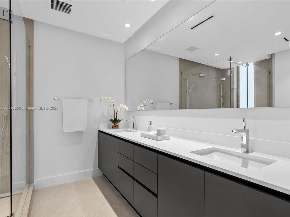 Под контрактом: $5,000,000 (5 спален, 4 ванн, 4076 Квадратных фут)