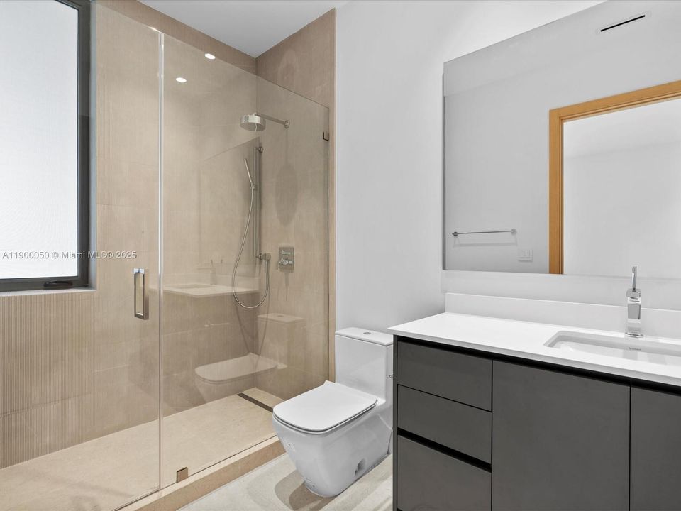 Под контрактом: $5,000,000 (5 спален, 4 ванн, 4076 Квадратных фут)