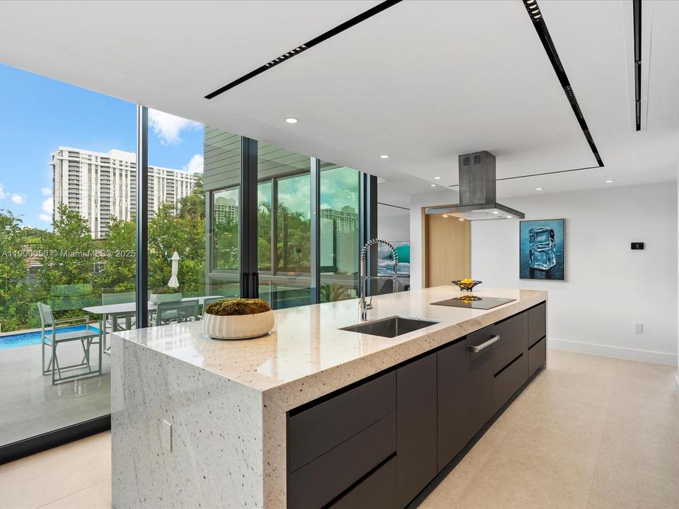 Под контрактом: $5,000,000 (5 спален, 4 ванн, 4076 Квадратных фут)