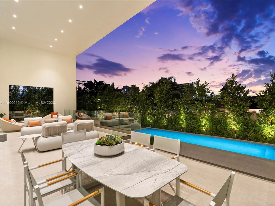 Под контрактом: $5,000,000 (5 спален, 4 ванн, 4076 Квадратных фут)