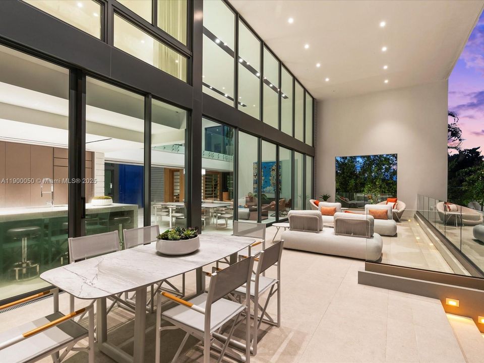 Под контрактом: $5,000,000 (5 спален, 4 ванн, 4076 Квадратных фут)