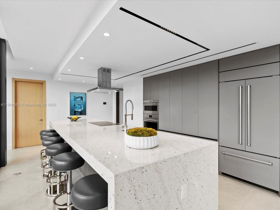 Под контрактом: $5,000,000 (5 спален, 4 ванн, 4076 Квадратных фут)