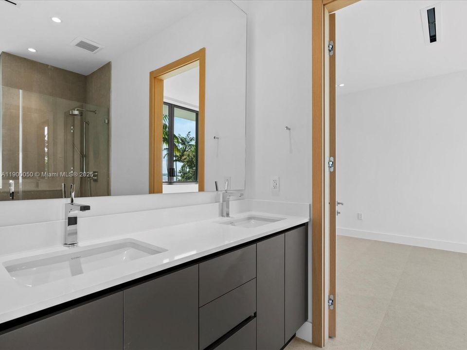 Под контрактом: $5,000,000 (5 спален, 4 ванн, 4076 Квадратных фут)