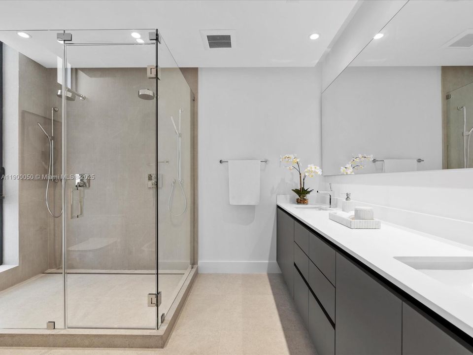 Под контрактом: $5,000,000 (5 спален, 4 ванн, 4076 Квадратных фут)