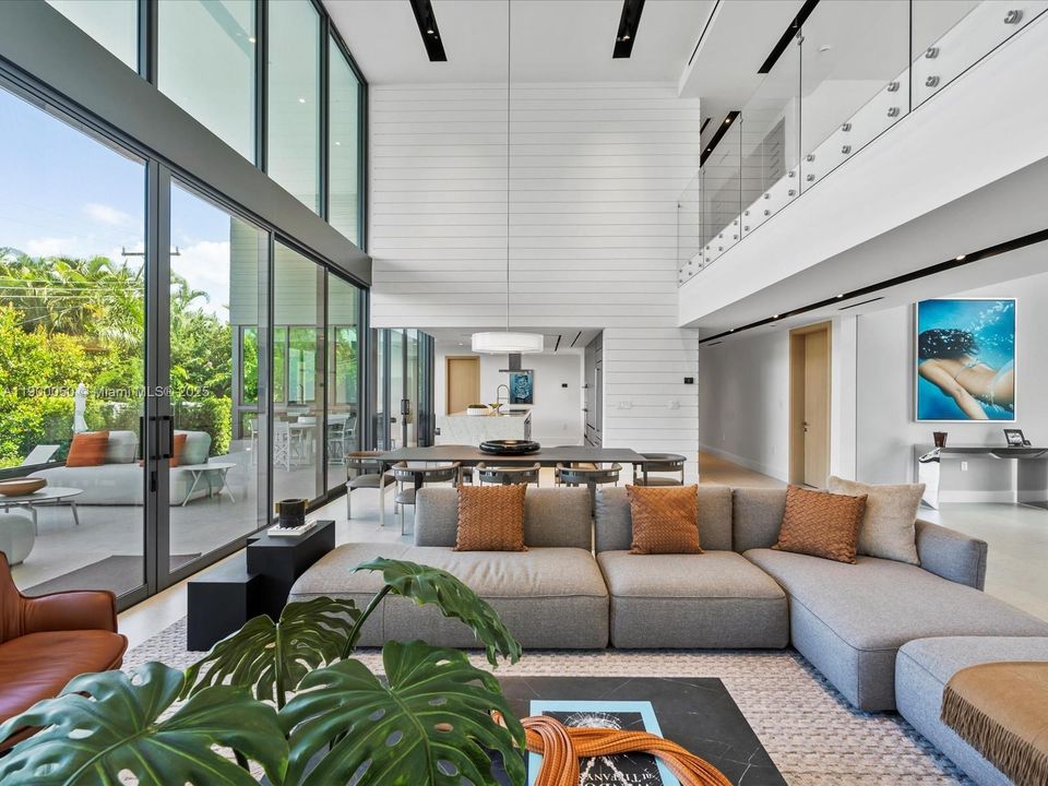 Под контрактом: $5,000,000 (5 спален, 4 ванн, 4076 Квадратных фут)