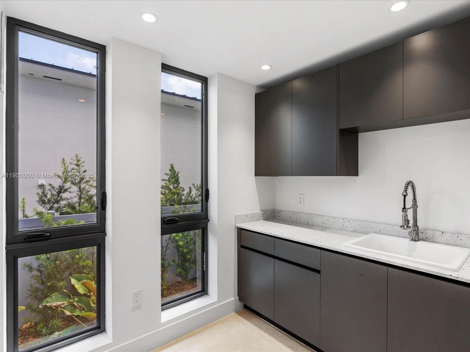 Под контрактом: $5,000,000 (5 спален, 4 ванн, 4076 Квадратных фут)