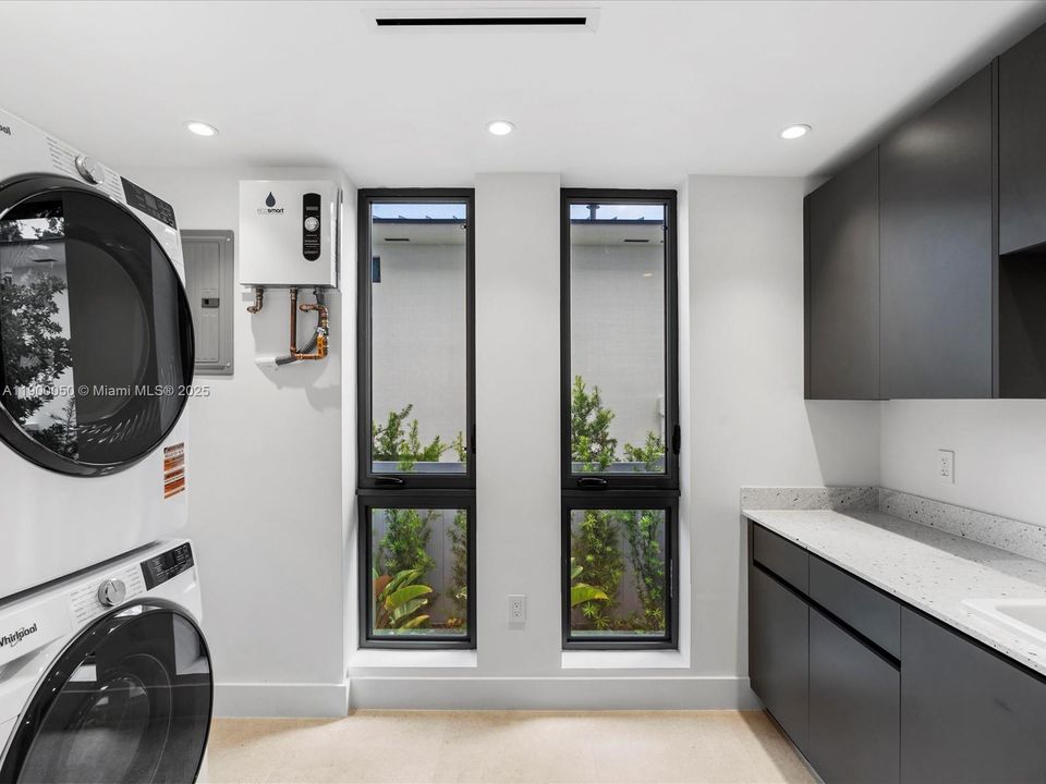 Под контрактом: $5,000,000 (5 спален, 4 ванн, 4076 Квадратных фут)