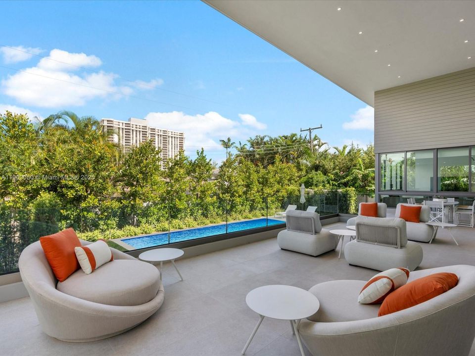 Под контрактом: $5,000,000 (5 спален, 4 ванн, 4076 Квадратных фут)