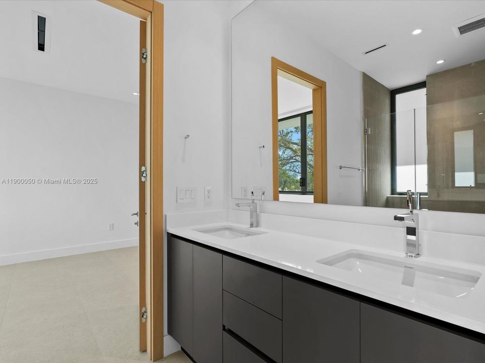 Под контрактом: $5,000,000 (5 спален, 4 ванн, 4076 Квадратных фут)