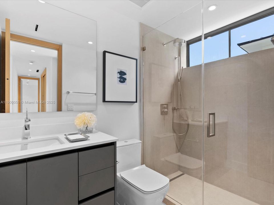 Под контрактом: $5,000,000 (5 спален, 4 ванн, 4076 Квадратных фут)