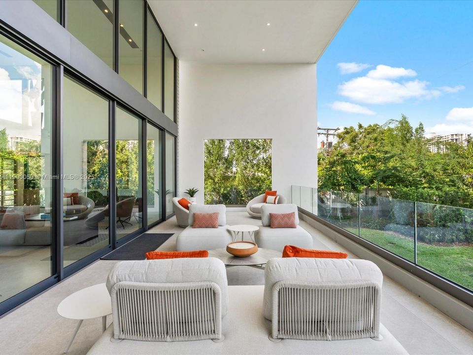 Под контрактом: $5,000,000 (5 спален, 4 ванн, 4076 Квадратных фут)