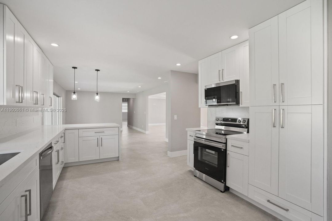 合同活跃: $5,000 (4 贝兹, 2 浴室, 2436 平方英尺)