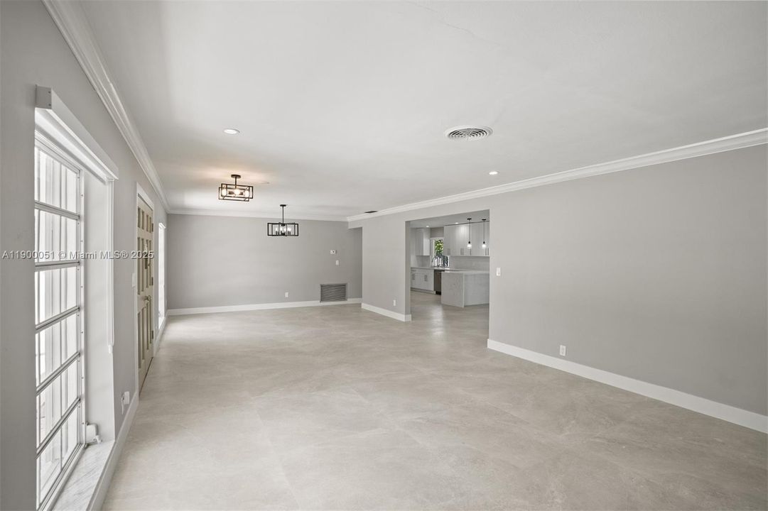 合同活跃: $5,000 (4 贝兹, 2 浴室, 2436 平方英尺)