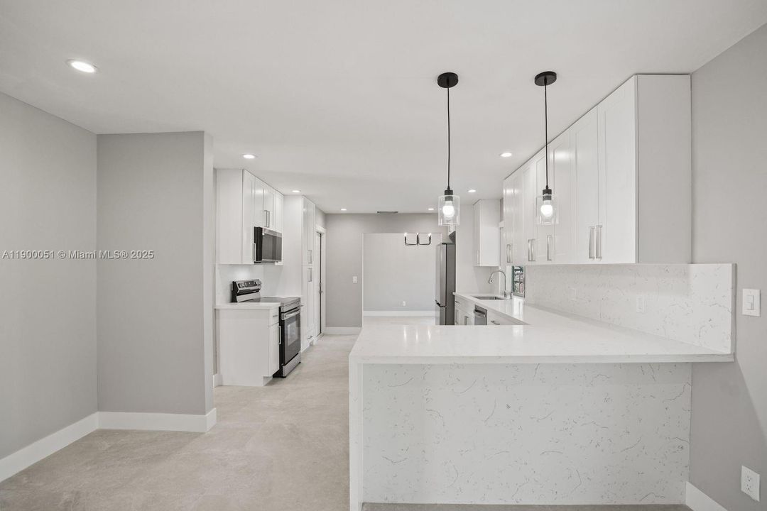 合同活跃: $5,000 (4 贝兹, 2 浴室, 2436 平方英尺)