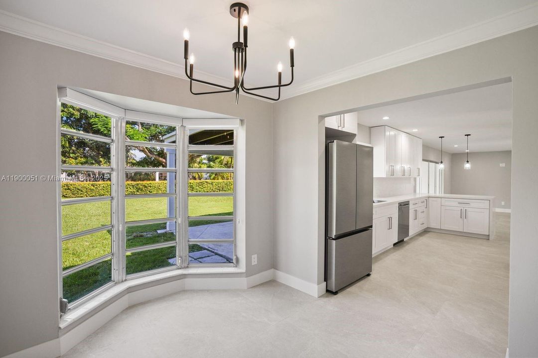 合同活跃: $5,000 (4 贝兹, 2 浴室, 2436 平方英尺)