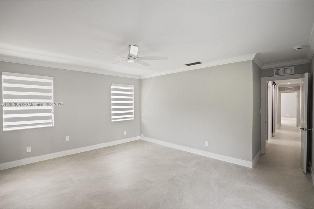 合同活跃: $5,000 (4 贝兹, 2 浴室, 2436 平方英尺)