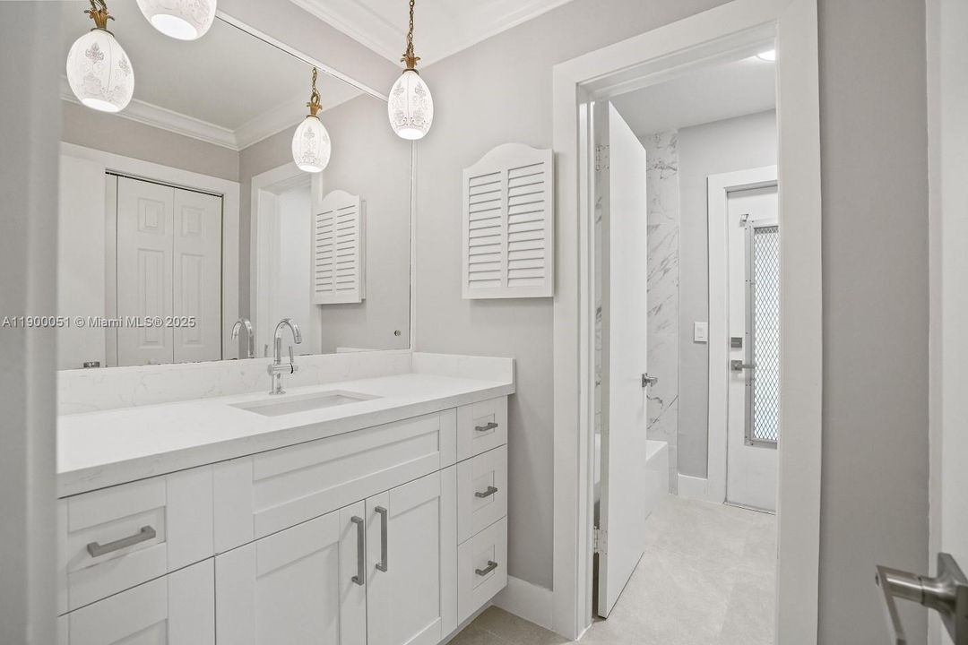 合同活跃: $5,000 (4 贝兹, 2 浴室, 2436 平方英尺)